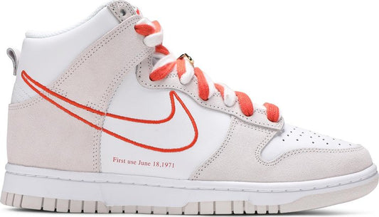 נעלי סניקרס Wmns Dunk High SE 'First Use Pack - White Orange' של המותג נייקי בצבע לבן עשויות עור (זמש)