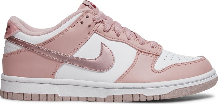 נעלי סניקרס Dunk Low GS 'Pink Velvet' של המותג נייקי בצבע וָרוֹד עשויות עוֹר