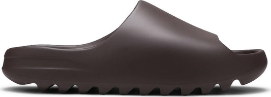 נעלי סניקרס Yeezy Slides 'Soot' 2021 של המותג אדידס בצבע חום עשויות קצף מסוג EVA (פולימר)