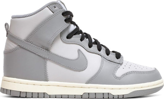 נעלי סניקרס Wmns Dunk High 'Aged Grey' של המותג נייקי בצבע אפור עשויות עוֹר