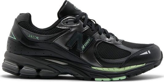 נעלי סניקרס 2002R 'Black Powder Green' של המותג ניו באלאנס בצבע שָׁחוֹר עשויות עוֹר