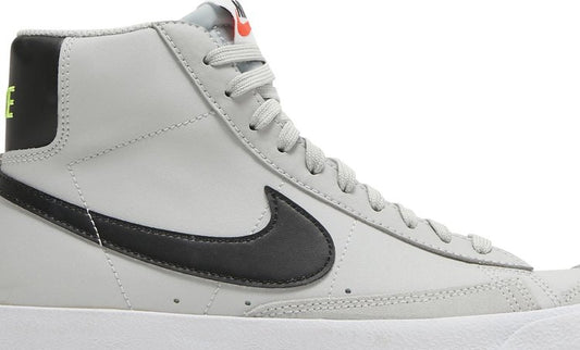 נעלי סניקרס Blazer Mid '77 GS 'Grey Fog' של המותג נייקי בצבע אפור עשויות עוֹר