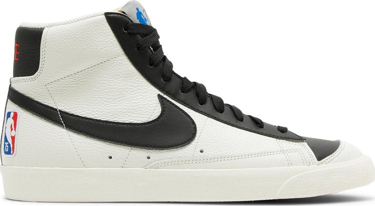 נעלי סניקרס NBA x Blazer Mid '77 EMB '75th Anniversary - Trail Blazers' של המותג נייקי בצבע לבן עשויות עוֹר