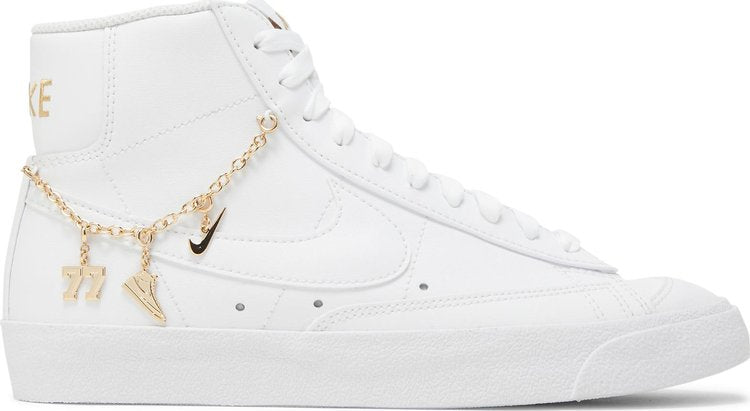 נעלי סניקרס Wmns Blazer Mid '77 LX 'Lucky Charms - White' של המותג נייקי בצבע לבן עשויות עוֹר