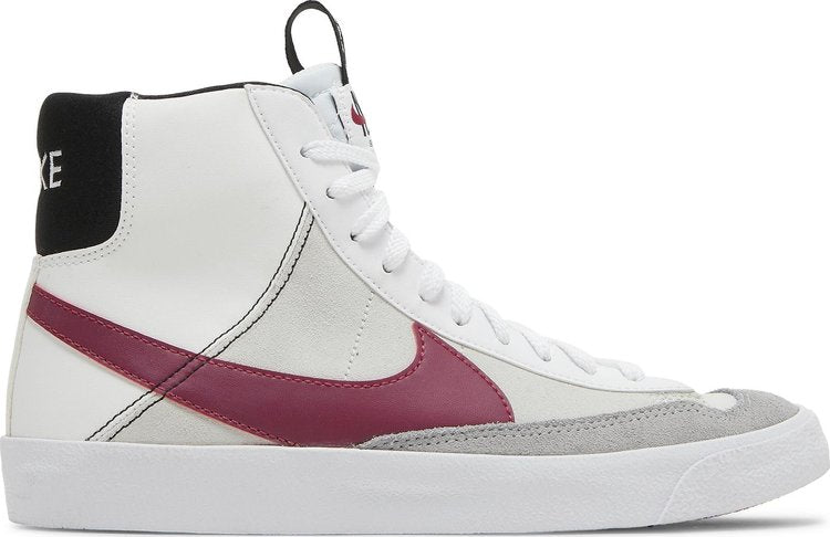 נעלי סניקרס Blazer Mid '77 SE GS 'White Rush Maroon' של המותג נייקי בצבע לבן עשויות עור (זמש)