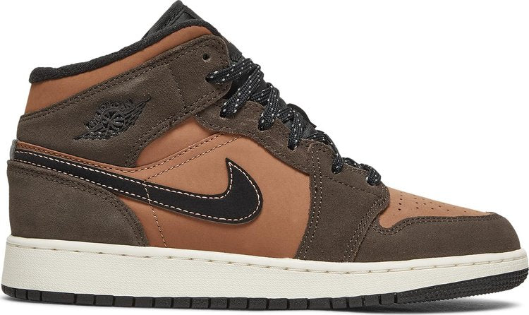 נעלי סניקרס Air Jordan 1 Mid SE GS 'Earth Tone' של המותג נייקי בצבע חום עשויות עור (זמש)