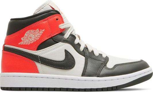 נעלי סניקרס Wmns Air Jordan 1 Mid SE 'Newsprint' של המותג נייקי בצבע חום עשויות עוֹר