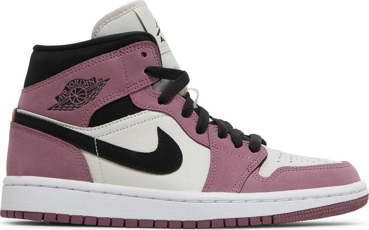 נעלי סניקרס Wmns Air Jordan 1 Mid SE 'Berry Pink' של המותג נייקי בצבע לבן עשויות עוֹר