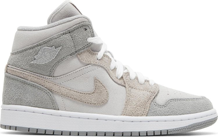 נעלי סניקרס Wmns Air Jordan 1 Mid SE 'Particle Grey' של המותג נייקי בצבע אפור עשויות עוֹר