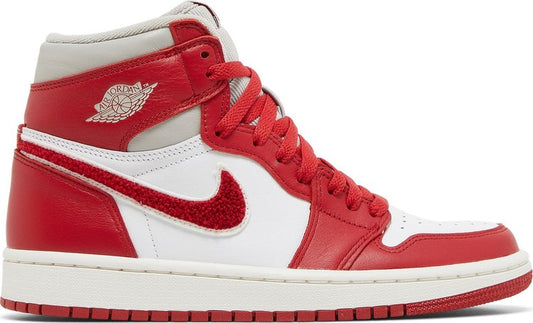 נעלי סניקרס Wmns Air Jordan 1 High OG 'Newstalgia Chenille' של המותג נייקי בצבע אָדוֹם עשויות עוֹר