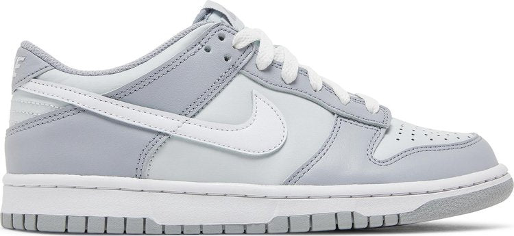 נעלי סניקרס Dunk Low GS 'Pure Platinum Wolf Grey' של המותג נייקי בצבע אפור עשויות עוֹר