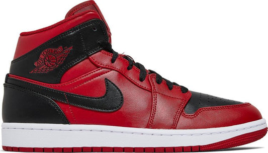 נעלי סניקרס Air Jordan 1 Mid 'Reverse Bred' של המותג נייקי בצבע אָדוֹם עשויות עוֹר