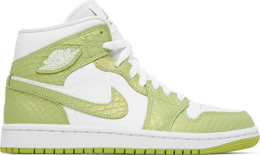 נעלי סניקרס Wmns Air Jordan 1 Mid SE 'Green Python' של המותג נייקי בצבע לבן עשויות עוֹר