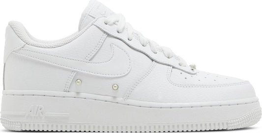 נעלי סניקרס Wmns Air Force 1 Low '07 SE 'Pearl White' של המותג נייקי בצבע לבן עשויות עוֹר