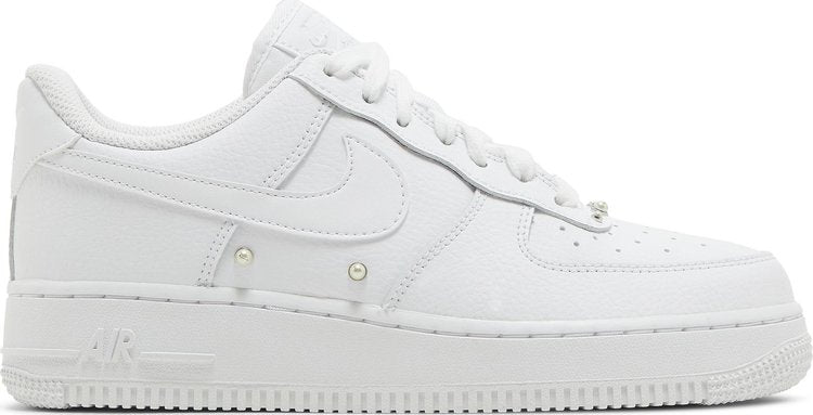 נעלי סניקרס Wmns Air Force 1 Low '07 SE 'Pearl White' של המותג נייקי בצבע לבן עשויות עוֹר