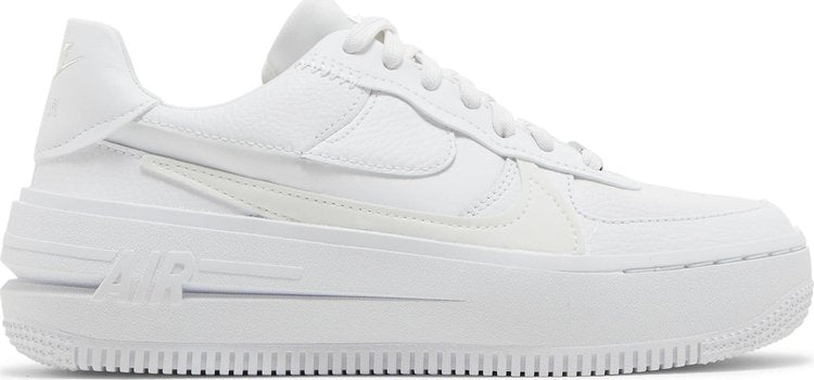 נעלי סניקרס Wmns Air Force 1 PLT.AF.ORM 'Triple White' של המותג נייקי בצבע לבן עשויות עוֹר