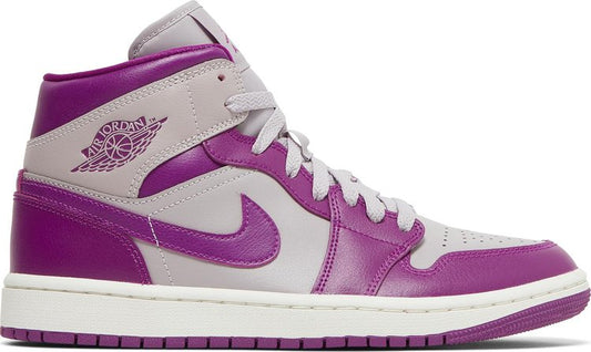 נעלי סניקרס Wmns Air Jordan 1 Mid 'Magenta' של המותג נייקי בצבע לבן עשויות עוֹר