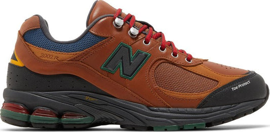 נעלי סניקרס 2002R 'Hiking Pack - Brown' של המותג ניו באלאנס בצבע חום עשויות עוֹר