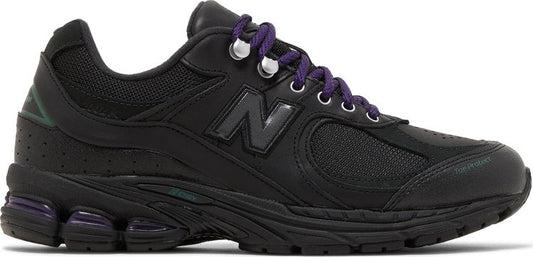 נעלי סניקרס 2002R 'Hiking Pack - Black' של המותג ניו באלאנס בצבע שָׁחוֹר עשויות עוֹר