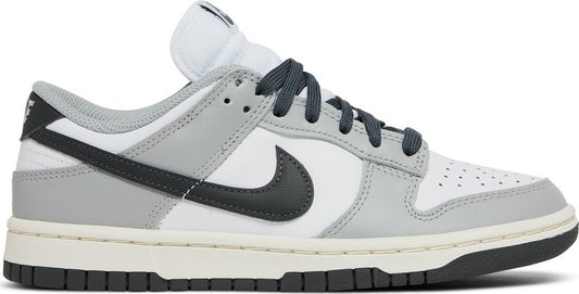 נעלי סניקרס Wmns Dunk Low 'Light Smoke Grey' של המותג נייקי בצבע אפור עשויות עוֹר