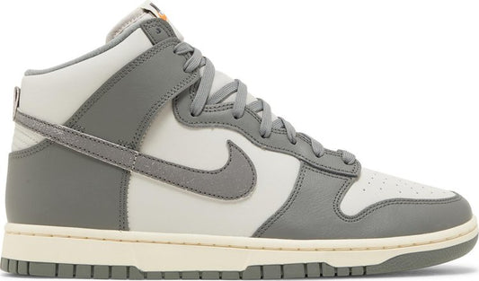 נעלי סניקרס Dunk High SE 'Light Bone' של המותג נייקי בצבע אפור עשויות עוֹר