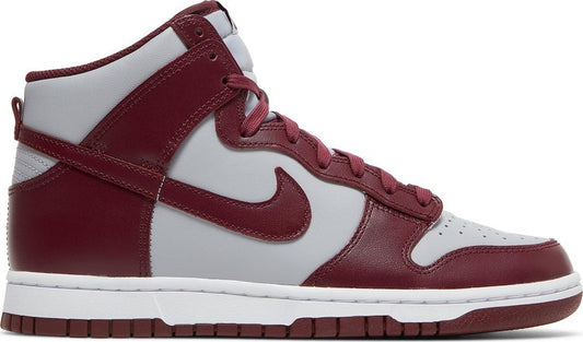 נעלי סניקרס Dunk High 'Dark Beetroot' של המותג נייקי בצבע אָדוֹם עשויות עוֹר