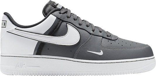 נעלי סניקרס Air Force 1 Low '07 LV8 של המותג נייקי בצבע אפור עשויות 