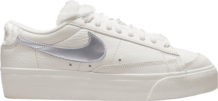 נעלי סניקרס Wmns Blazer Low Platform 'Faux Sherpa Fur' של המותג נייקי בצבע לבן עשויות עוֹר