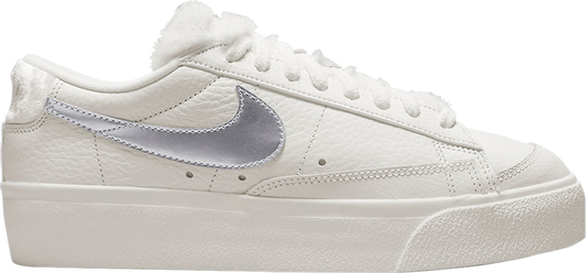 נעלי סניקרס Wmns Blazer Low Platform 'Faux Sherpa Fur' של המותג נייקי בצבע לבן עשויות עוֹר