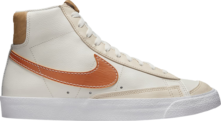 נעלי סניקרס Blazer Mid '77 EMB 'Inspected By Swoosh' של המותג נייקי בצבע קרם עשויות עור