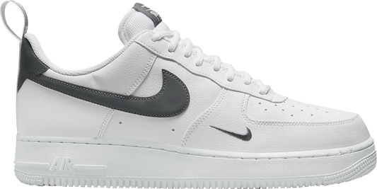 נעלי סניקרס Air Force 1 '07 LV8 UT 'White Metallic Dark Grey' של המותג נייקי בצבע לבן עשויות עוֹר