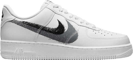 נעלי סניקרס Air Force 1 '07 'Spray Paint Swoosh' של המותג נייקי בצבע לבן עשויות עוֹר