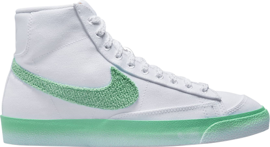 נעלי סניקרס Wmns Blazer Mid '77 'Chenille Swoosh - Green Fade' של המותג נייקי בצבע לבן עשויות בַּד