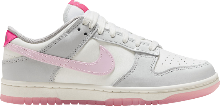 נעלי סניקרס Wmns Dunk Low '520 Pack - Pink Foam' של המותג נייקי בצבע לבן עשויות עוֹר