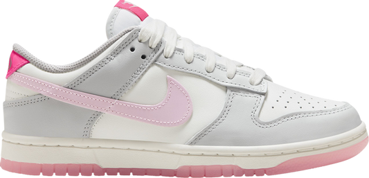 נעלי סניקרס Wmns Dunk Low '520 Pack - Pink Foam' של המותג נייקי בצבע לבן עשויות עוֹר