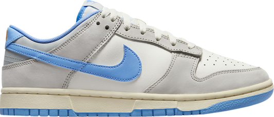 נעלי סניקרס Dunk Low 'Athletic Department - University Blue' של המותג נייקי בצבע אפור עשויות עור (זמש)