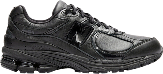 נעלי סניקרס 2002R 'Black' של המותג ניו באלאנס בצבע שָׁחוֹר עשויות עוֹר